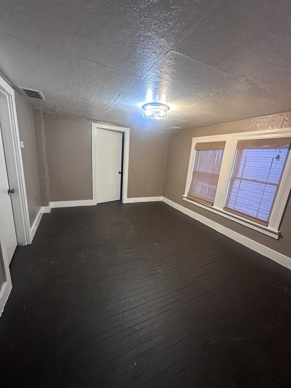 Foto del edificio - 2114 W 40th St