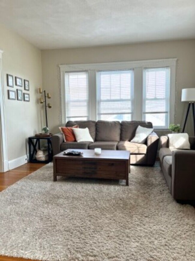 Foto del edificio - AVAILABLE SEPTEMBER 1ST - Beautiful, Spacious and Renovated Brighton/Oak Square 3 Bed Duplex.  NO...