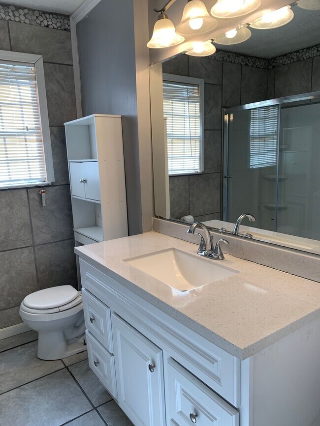 Foto del edificio - HUD Friendly | 3 Bed 2 Bath | Completely R...