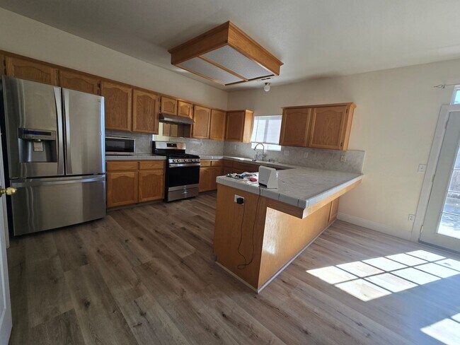 Foto del edificio - 4 BR + Flex 2 BA Available 9/15