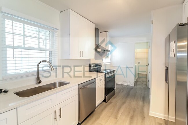 Building Photo - REDUCED!
