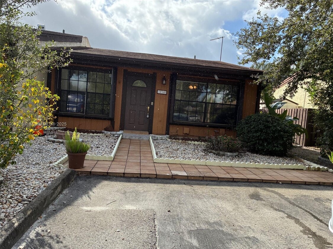 Primary Photo - 10360 W Cypress Ct