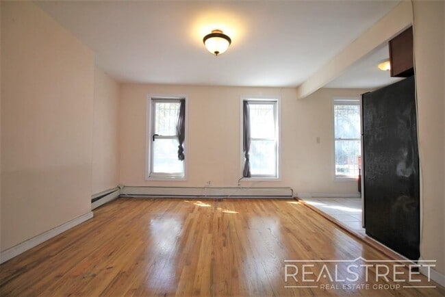 Building Photo - Charming 2-Bedroom Apartment with Roof Acc...