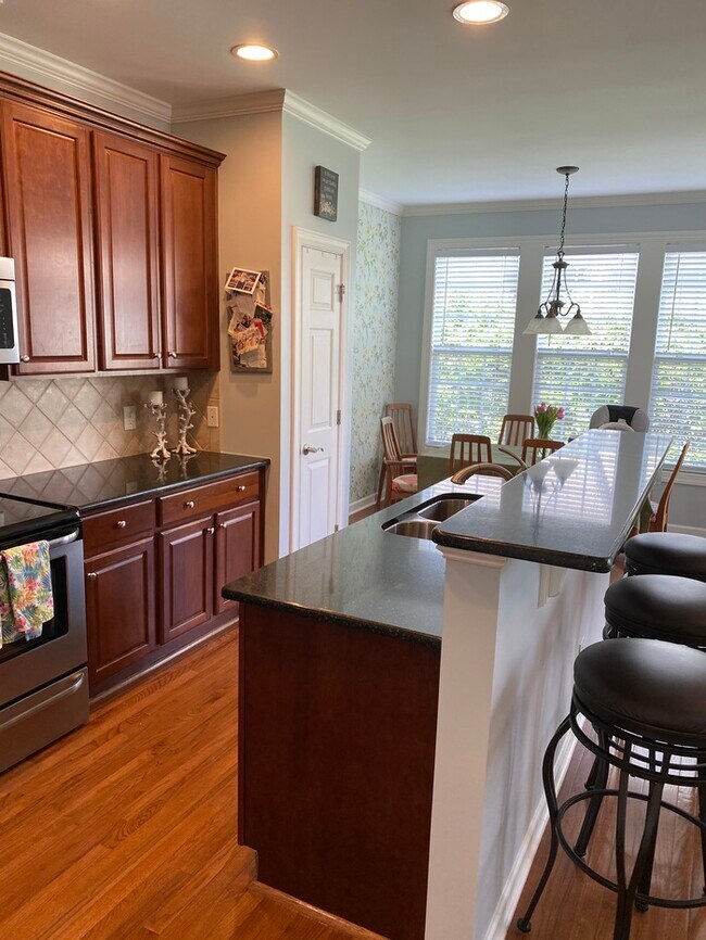Building Photo - Excellent Location End Unit Townhome