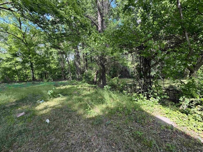 Building Photo - 8 E Brooks Rd