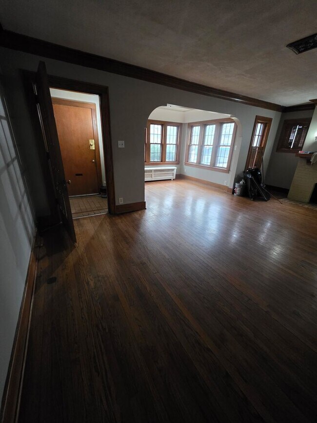 Foto del edificio - Huge 3 Bedroom Lower Duplex