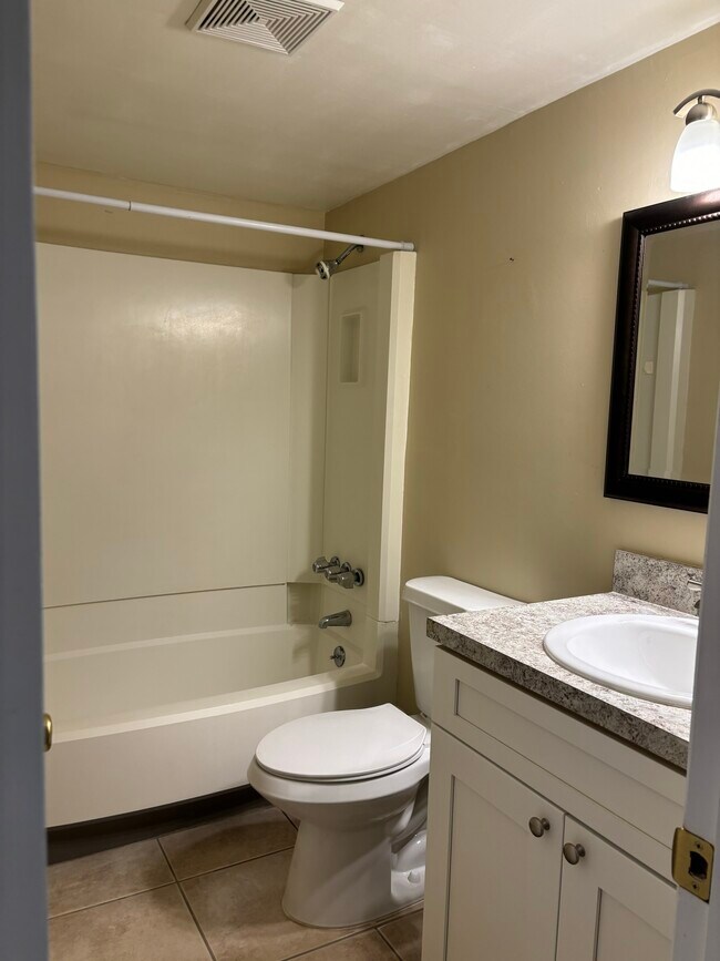 Building Photo - 3800 Saxon Dr