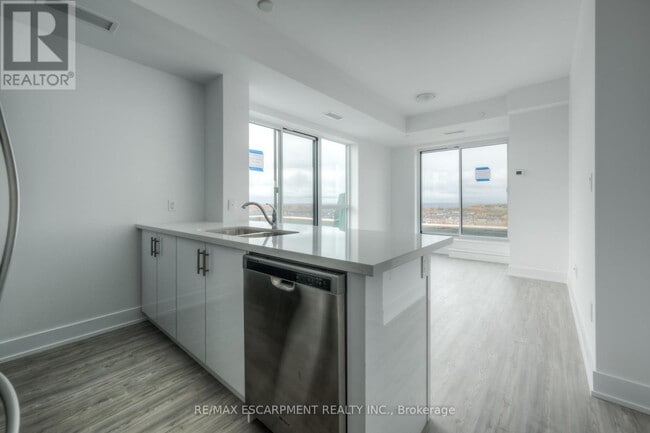 Building Photo - 450 Dundas St E