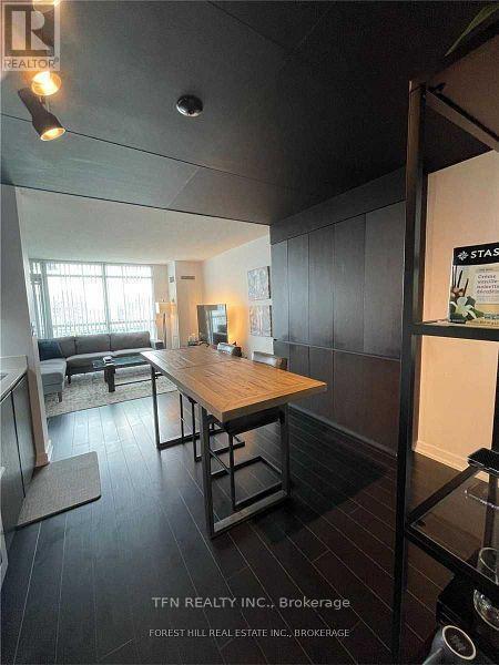 Building Photo - 10 Capreol Ct