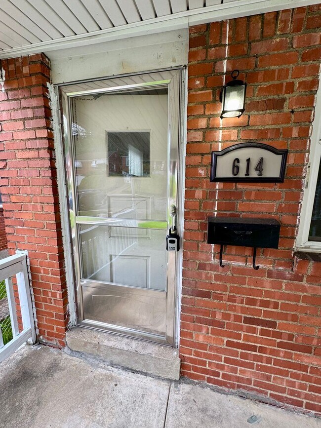 Building Photo - Charming 4 Bed 1.5 Bath house with BRAND NEW KITCHEN!!!