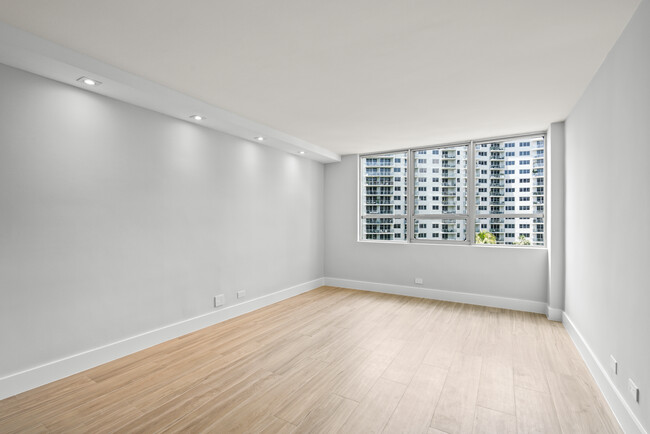 Building Photo - 1500-648 Bay Dr