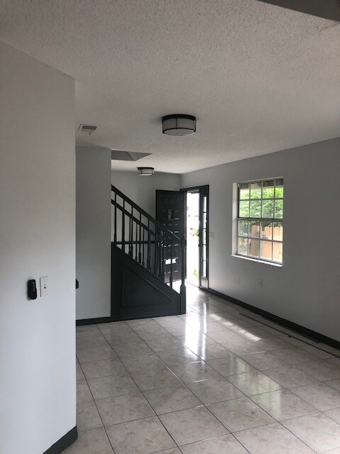 Foto del edificio - 635 Woodward St