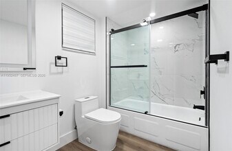 Building Photo - 901 NE 14th Ave