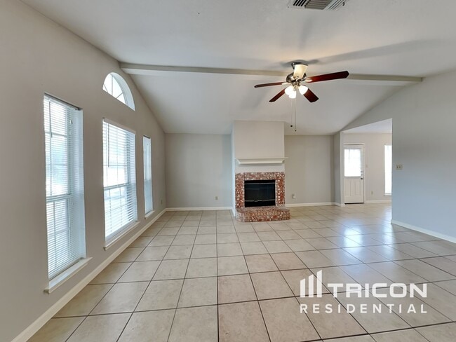 Building Photo - 215 Moss Hill Dr