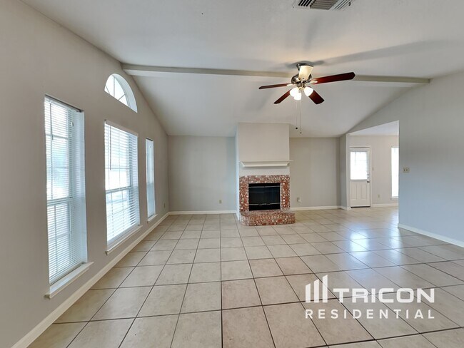 Foto del edificio - 215 Moss Hill Dr