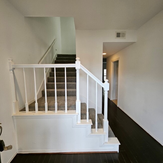 Building Photo - 712 Augusta Dr