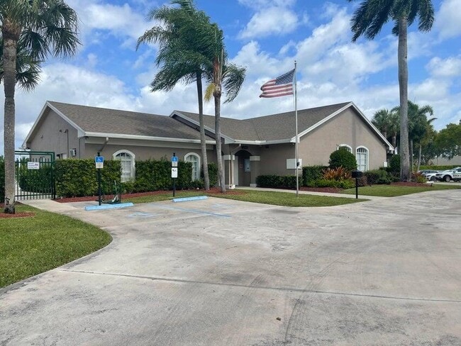 Foto del edificio - 9761 Boca Gardens Cir N