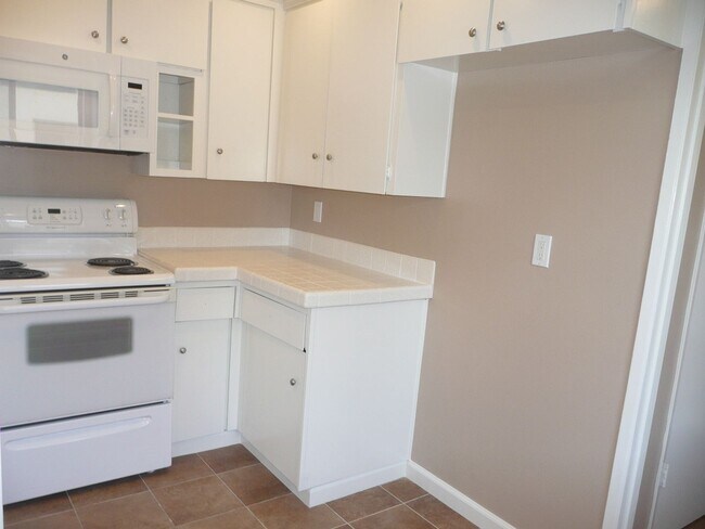 Foto del edificio - 4 bedroom home in Tustin