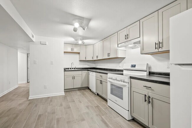 Foto del edificio - 8009 University Ave