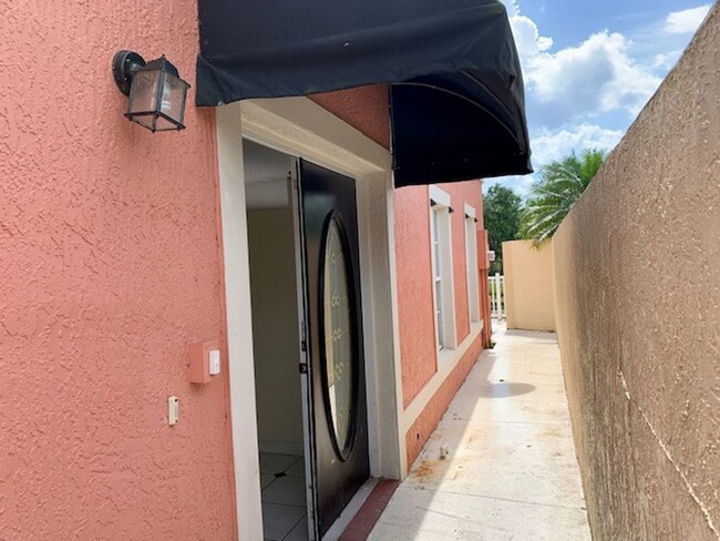 Foto del edificio - Location, Location, Location! Spacious Tow...