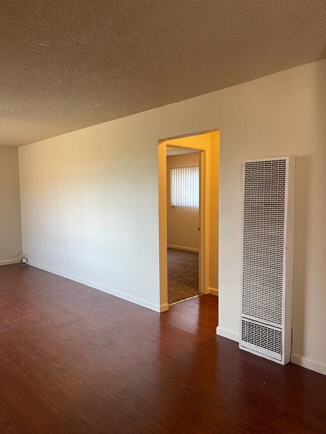 Foto del edificio - 2 BED 1 BATH UPSTAIRS UNIT *PET FRIENDLY