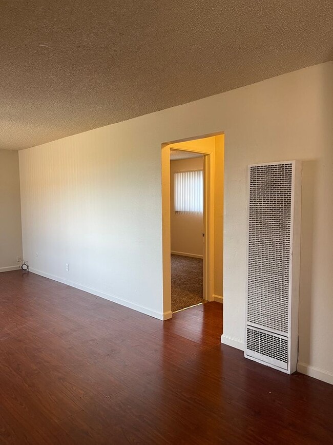 Building Photo - 2 BED 1 BATH UPSTAIRS UNIT *PET FRIENDLY