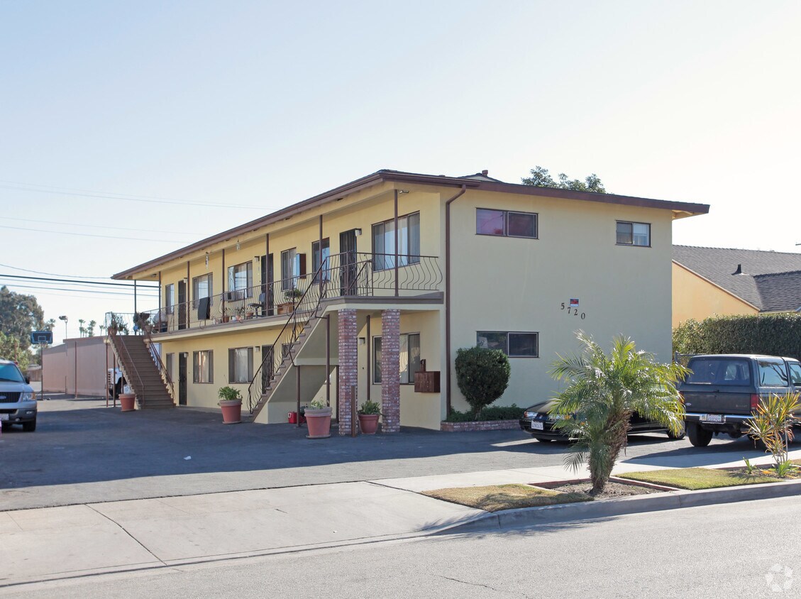 Foto principal - 5720 Walnut Ave