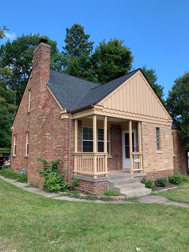 Building Photo - 409 W Arrowhead Rd