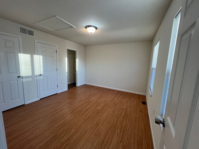 Foto del edificio - 3 Bedroom 2 bath 2 car garage house