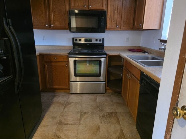 Building Photo - Cute Townhouse