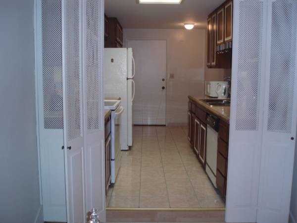 Kitchen - 321 N Oakhurst Dr