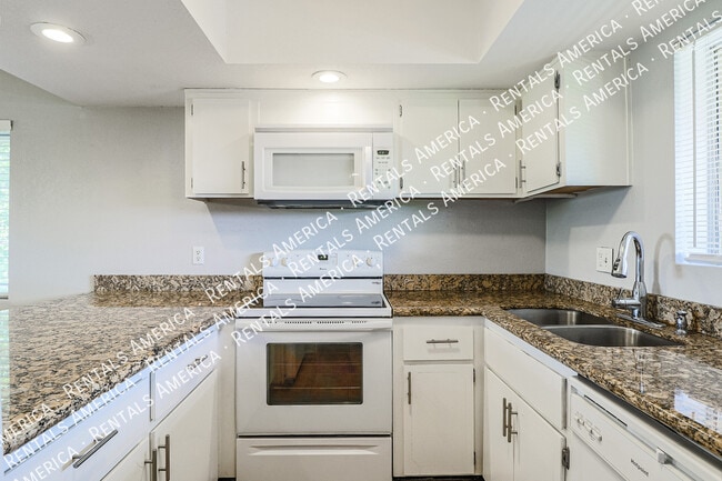 Building Photo - 4050 E Cactus Rd