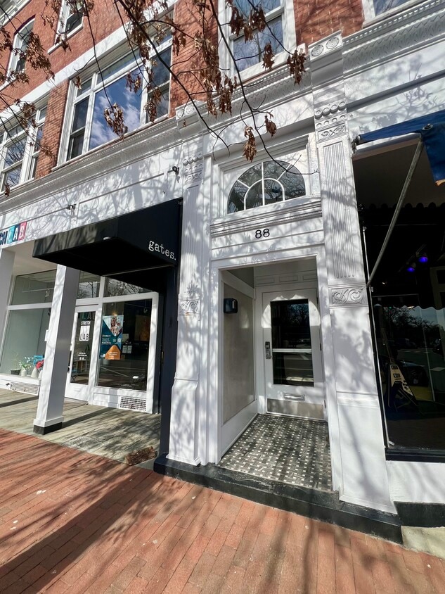 Photo - 88 Main St (New Canaan, CT)