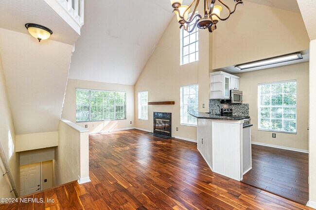 Building Photo - 13700 Richmond Park Dr N