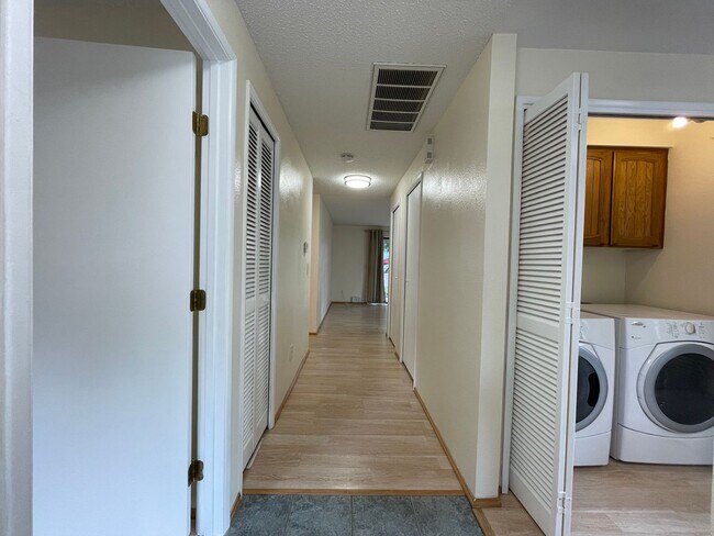 Foto del edificio - Charming 2 Bed, 1 Bath Ranch Condo in Hill...