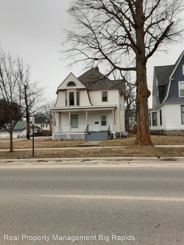 Primary Photo - 6 br, 2 bath House - 303 South Michigan Ave