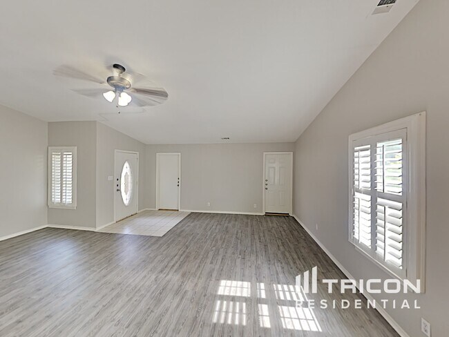 Building Photo - 901 Loganwood Dr