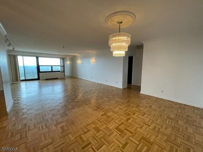Building Photo - 2 Claridge Dr