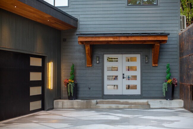 Building Photo - 279 E Lakeview Dr