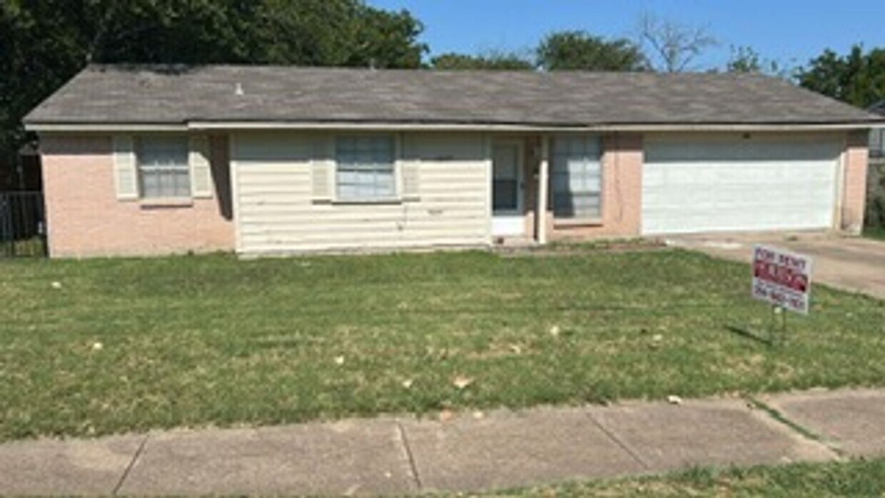 For Rent: Home with Large Backyard – Near... - For Rent:  Home with Large Backyard – Near...