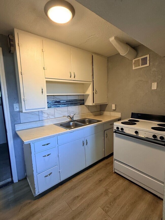 Foto del edificio - 220 W 9th St