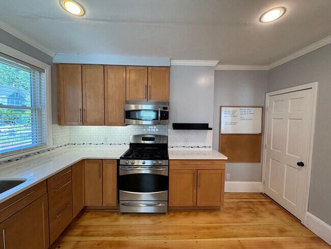 Foto del edificio - Spacious 4-Bedroom Townhouse with Garage &...