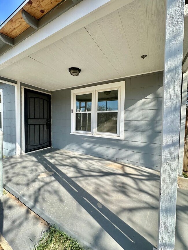 Building Photo - COMING MAY 2026 - Cozy 3 Bedroom Home Near Fort Concho!