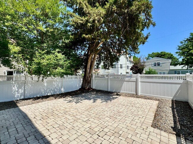 Foto del edificio - A Chesapeake Bay Townhome w/Garage, Available NOW! 2 Downstairs Bedrooms - Pet Friendly - 2 Balco...