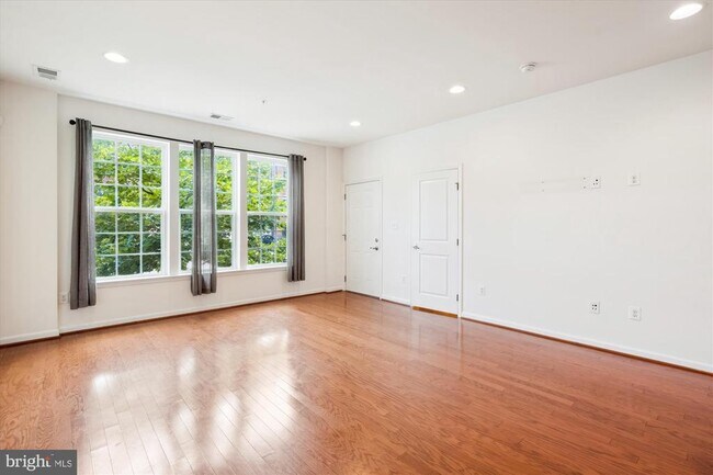 Foto del edificio - 5460 Stream Bank Ln