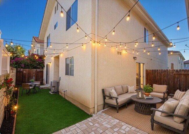 Foto del edificio - Fully Renovated 4 Bed/3.5Bath Home with Garage + Private Yard