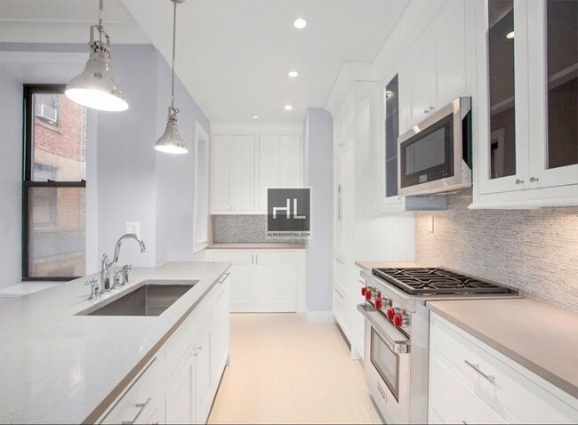 Foto del edificio - 252 W 72nd St