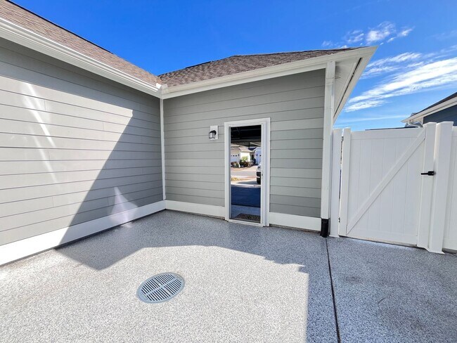 Building Photo - Spacious townhome near Market Common with Two-Car Garage and Bonus Room! Available now!