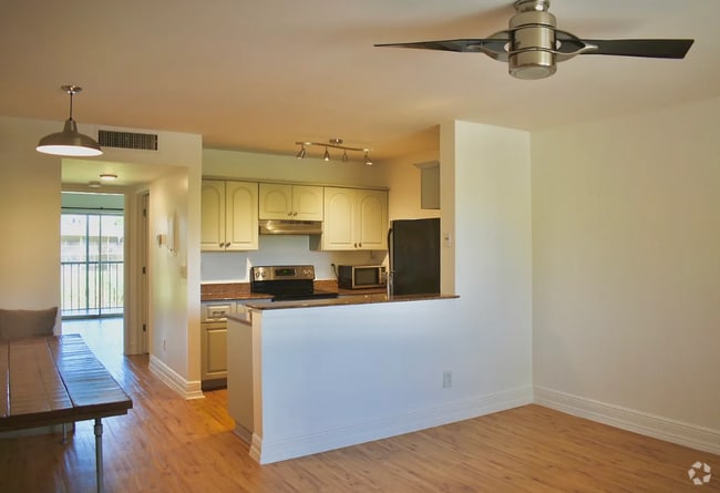 Building Photo - 1627 Meadows Cir W
