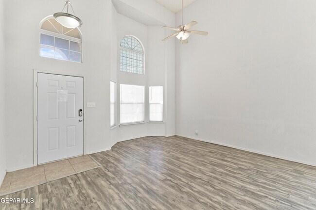 Foto del edificio - 10799 Walden Pond St